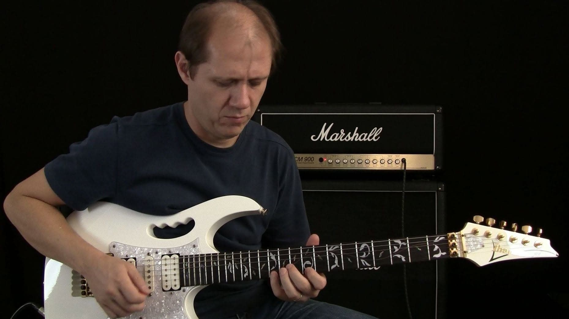 Professor Edson Dutra tocando guitarra